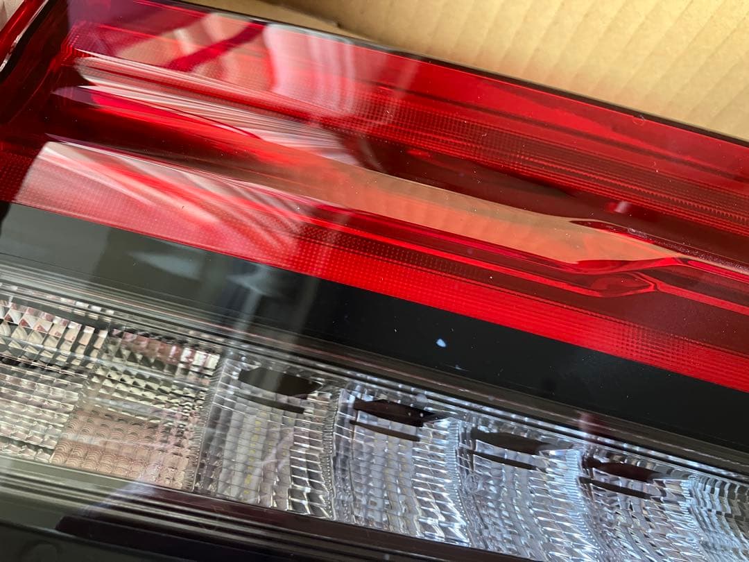 ノートオーラ　リヤコンビネーションランプ 赤 左右セット