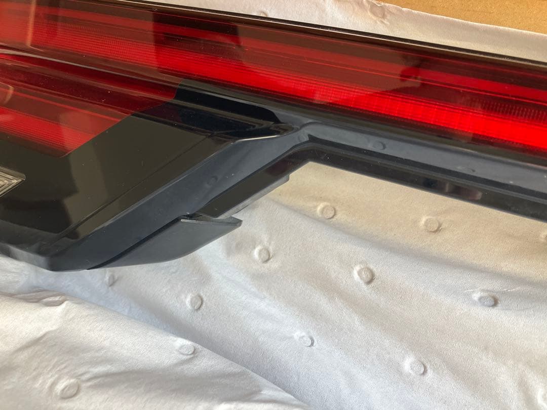 ノートオーラ　リヤコンビネーションランプ 赤 左右セット