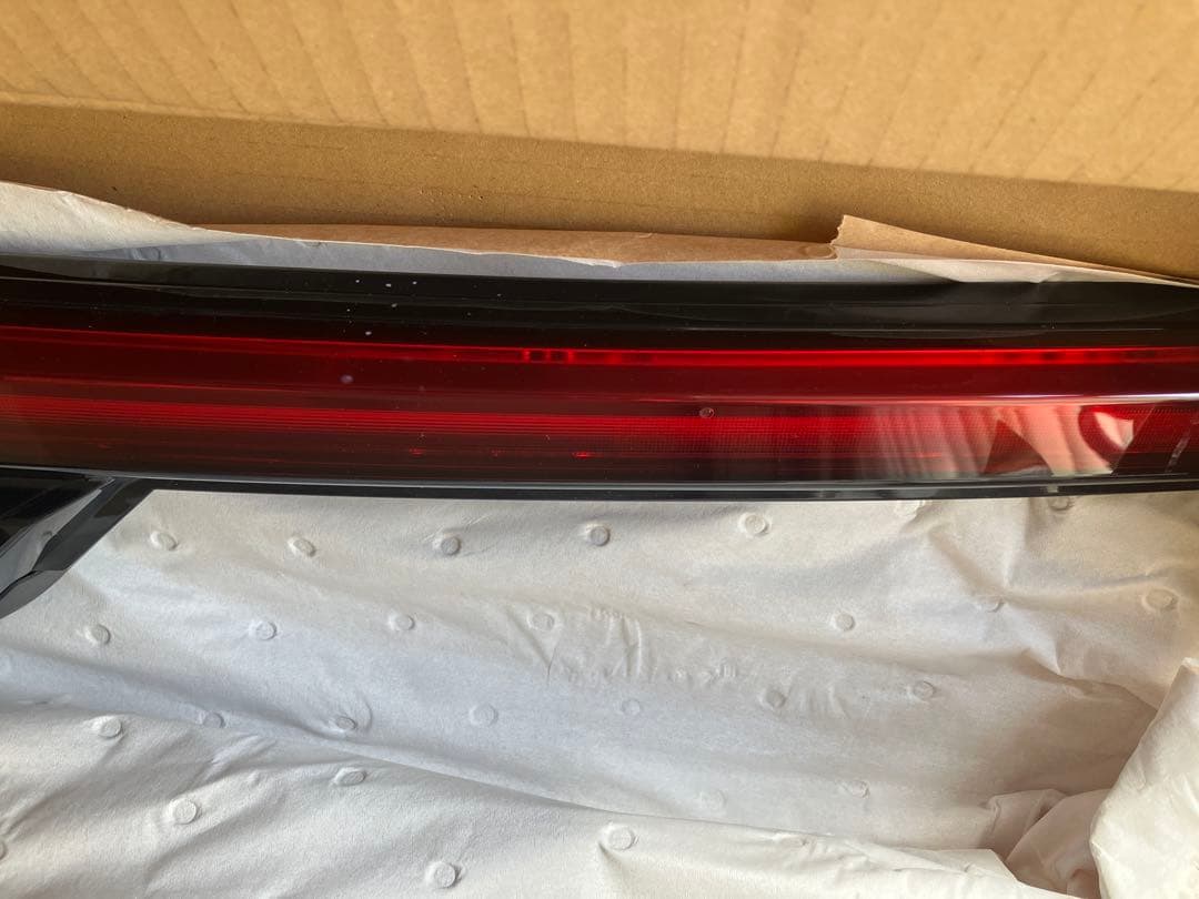 ノートオーラ　リヤコンビネーションランプ 赤 左右セット