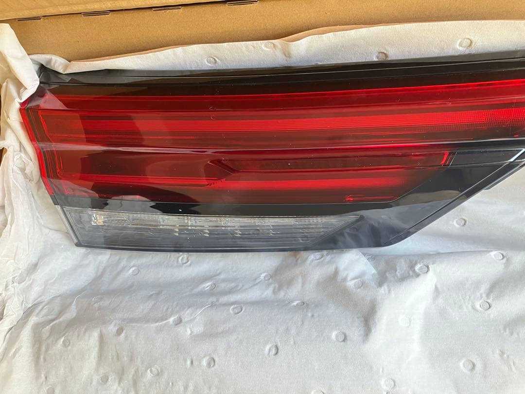 ノートオーラ　リヤコンビネーションランプ 赤 左右セット