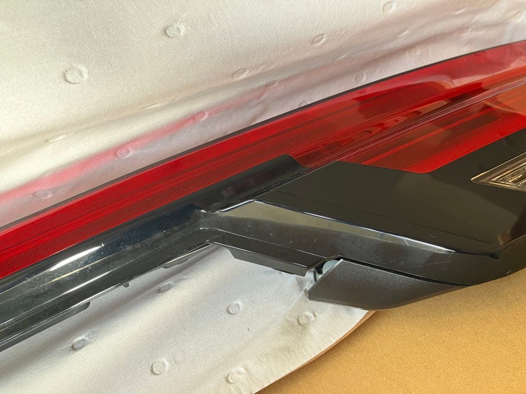 ノートオーラ　リヤコンビネーションランプ 赤 左右セット