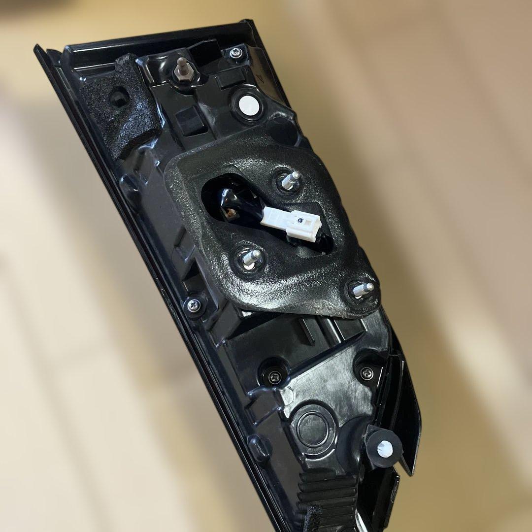 ノートオーラ　リヤコンビネーションランプ 赤 左右セット