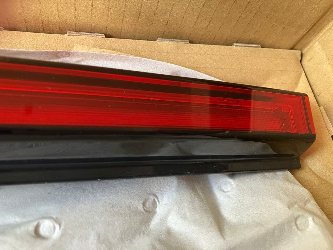 ノートオーラ　リヤコンビネーションランプ 赤 左右セット