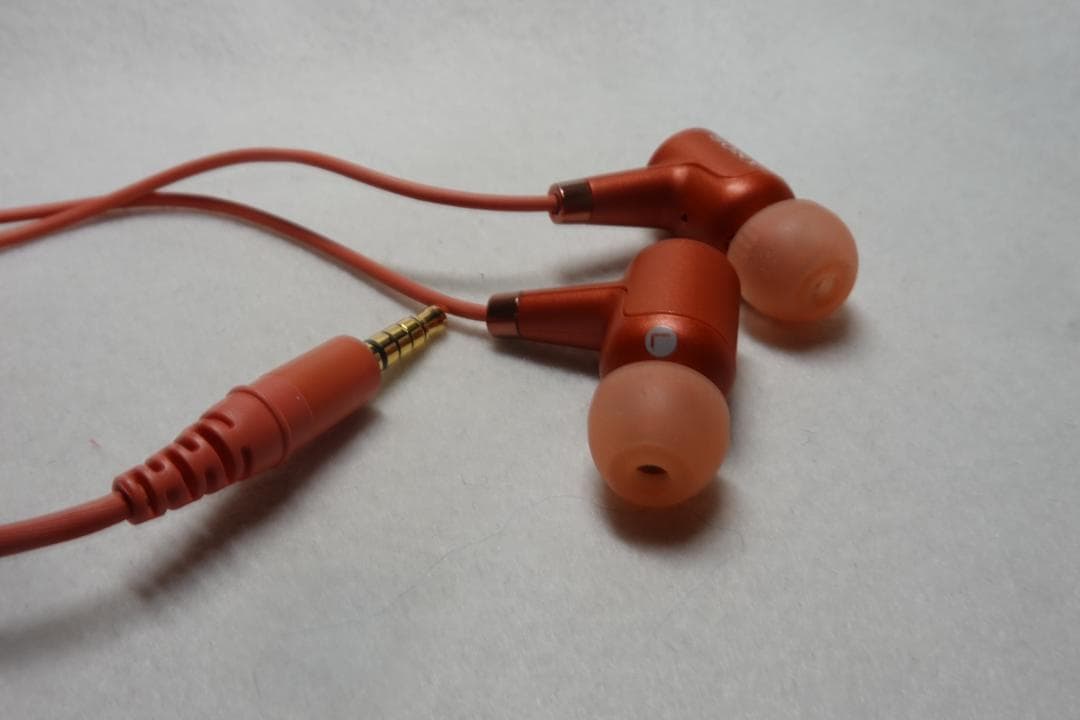 美品 ウォークマンNW-A46 トワイライトレッド　ハイレゾ/ノイキャンイヤホン