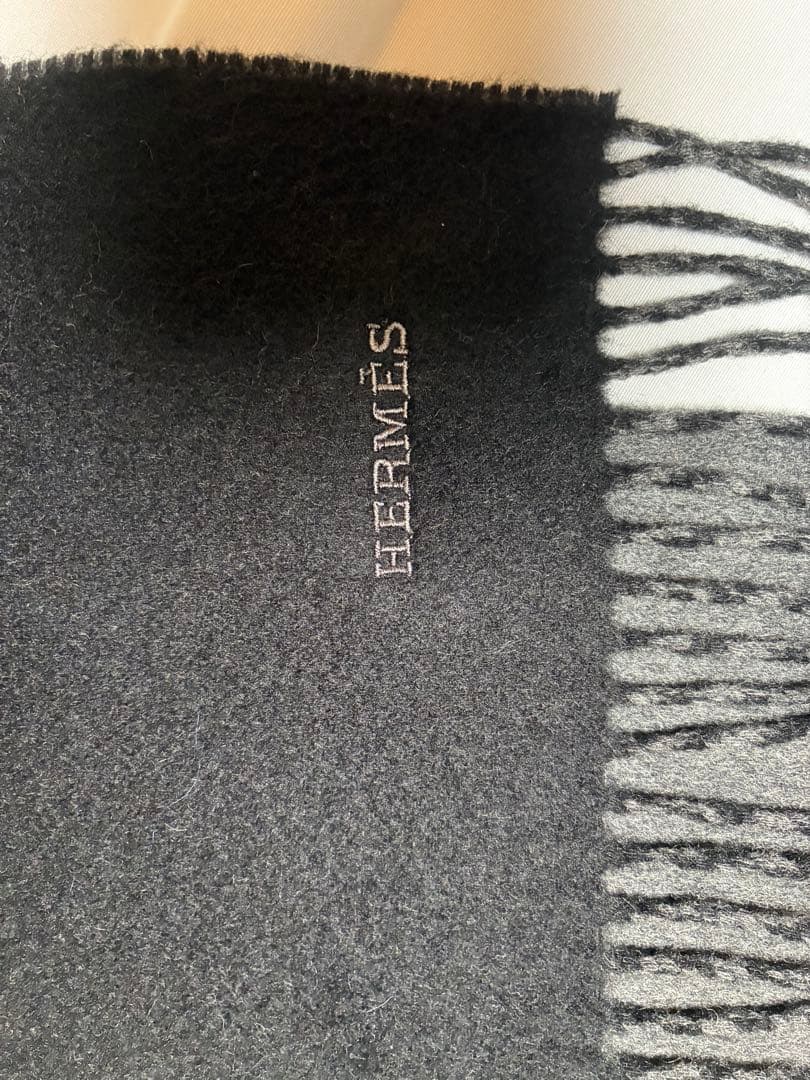 HERMÈS 100%カシミヤ マフラー 黒/グレー フリンジ付き