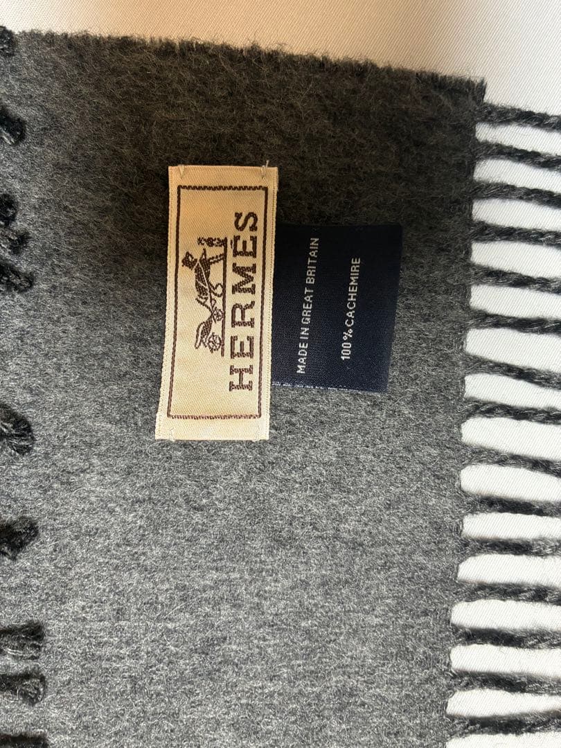 HERMÈS 100%カシミヤ マフラー 黒/グレー フリンジ付き
