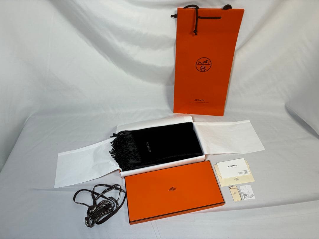 HERMÈS 100%カシミヤ マフラー 黒/グレー フリンジ付き