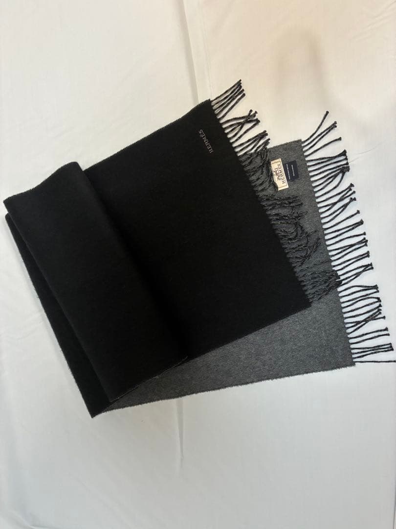 HERMÈS 100%カシミヤ マフラー 黒/グレー フリンジ付き