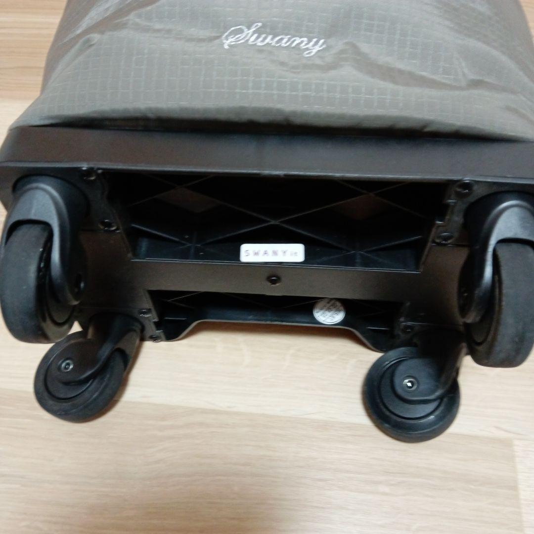 美品スワニーキャリーバッグ静音、新型ハンドル型ストッパーつき