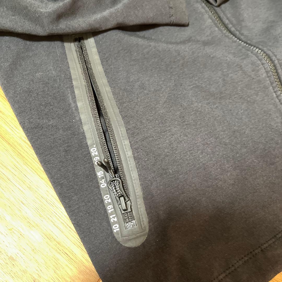 リバプール　ナイキ　パーカー