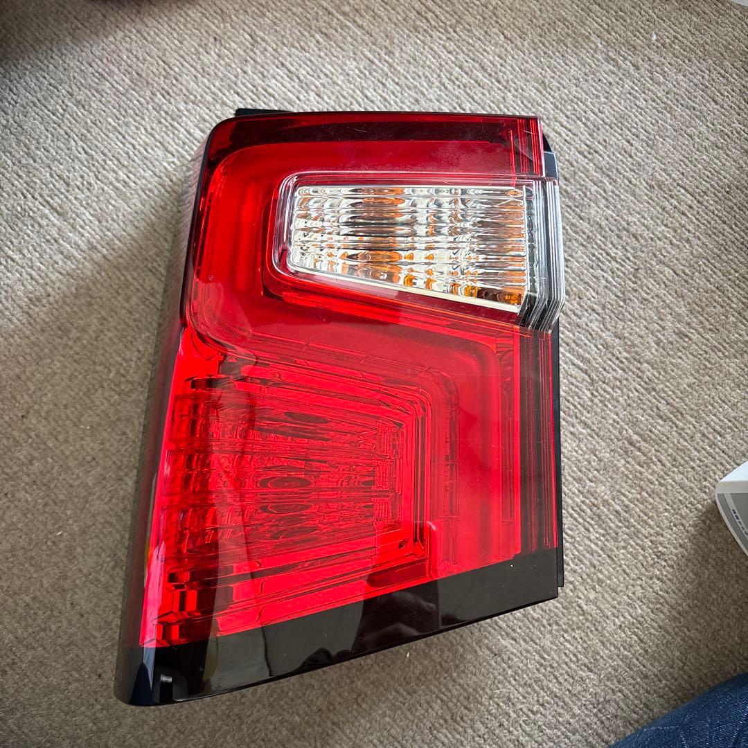 デリカD5テールレンズ 赤 クリア LEDスタイル 左側