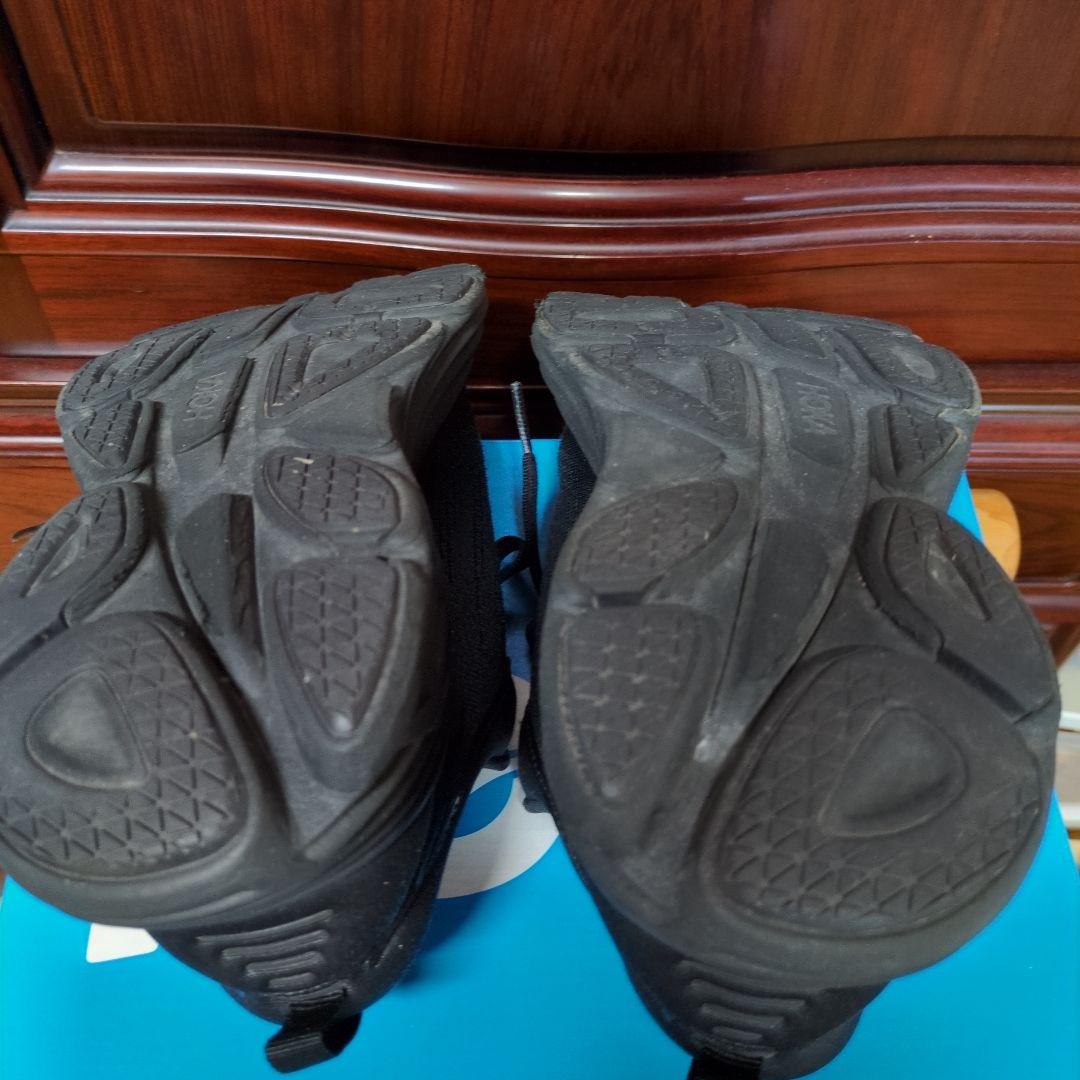 HOKA 　ブラック厚底シューズ