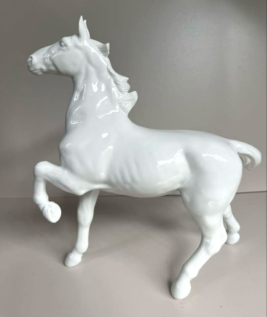 11月27日迄の掲載： ☆ 鍋島大吾作　白磁 駿馬　陶器彫刻