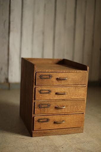 古く味のある楢材の小引き出し4段