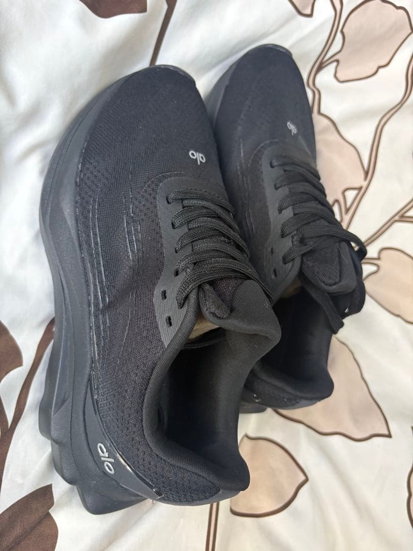 新品未使用Alo yoga Runner アロヨガ スニーカーシューズ23cm