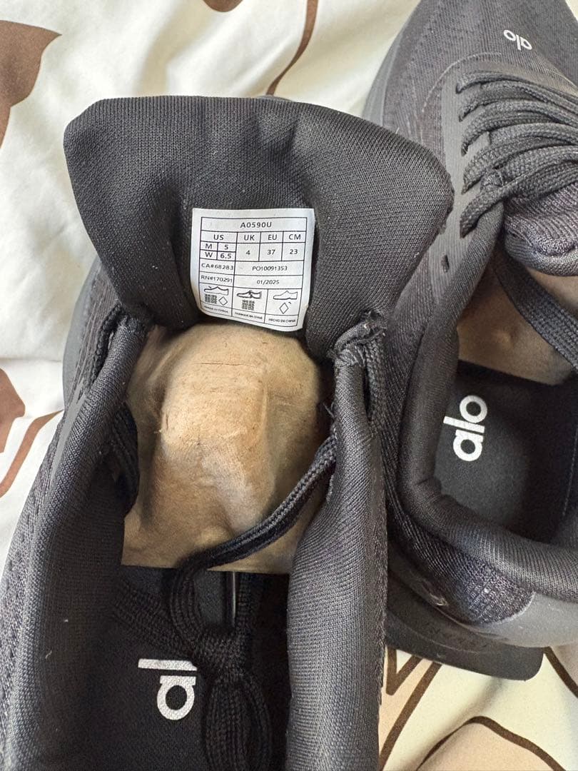 新品未使用Alo yoga Runner アロヨガ スニーカーシューズ23cm