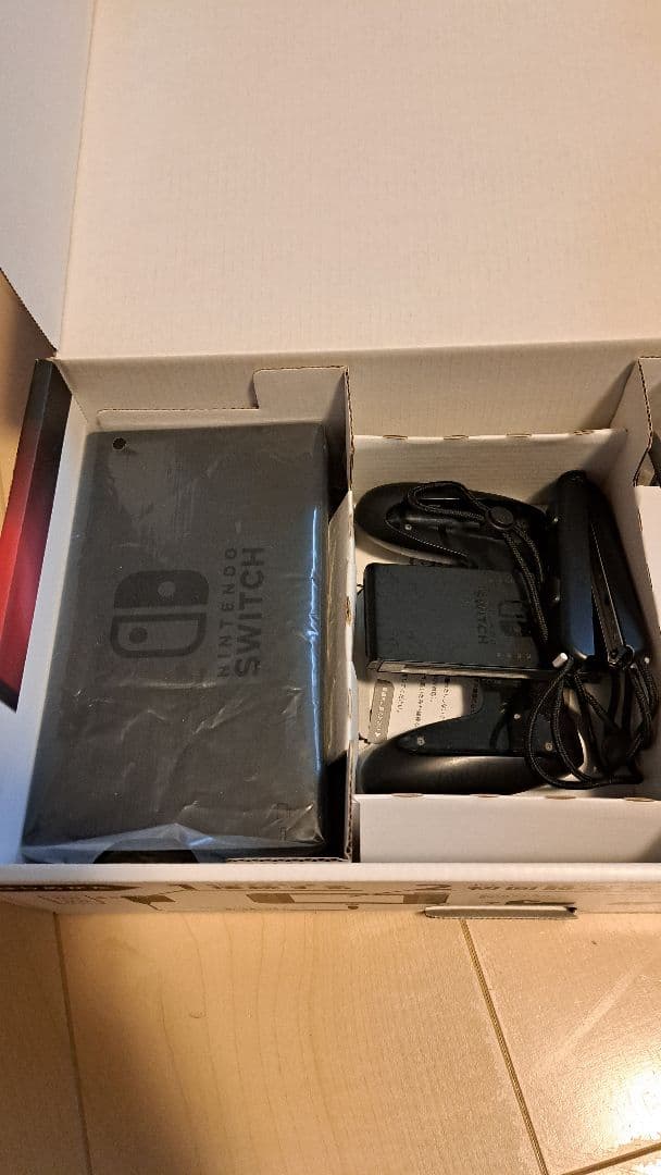 【中古】Nintendo Switch 本体 赤 Joy-Conマリカー8付き