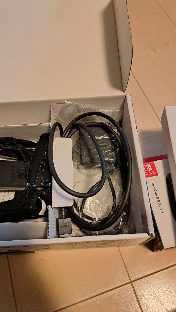 【中古】Nintendo Switch 本体 赤 Joy-Conマリカー8付き