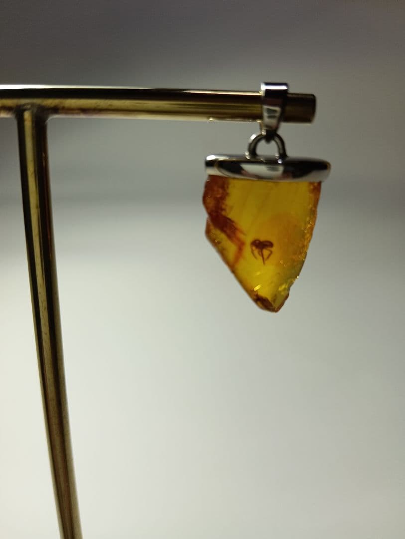 蜘蛛いり琥珀シルバーペンダントトップ