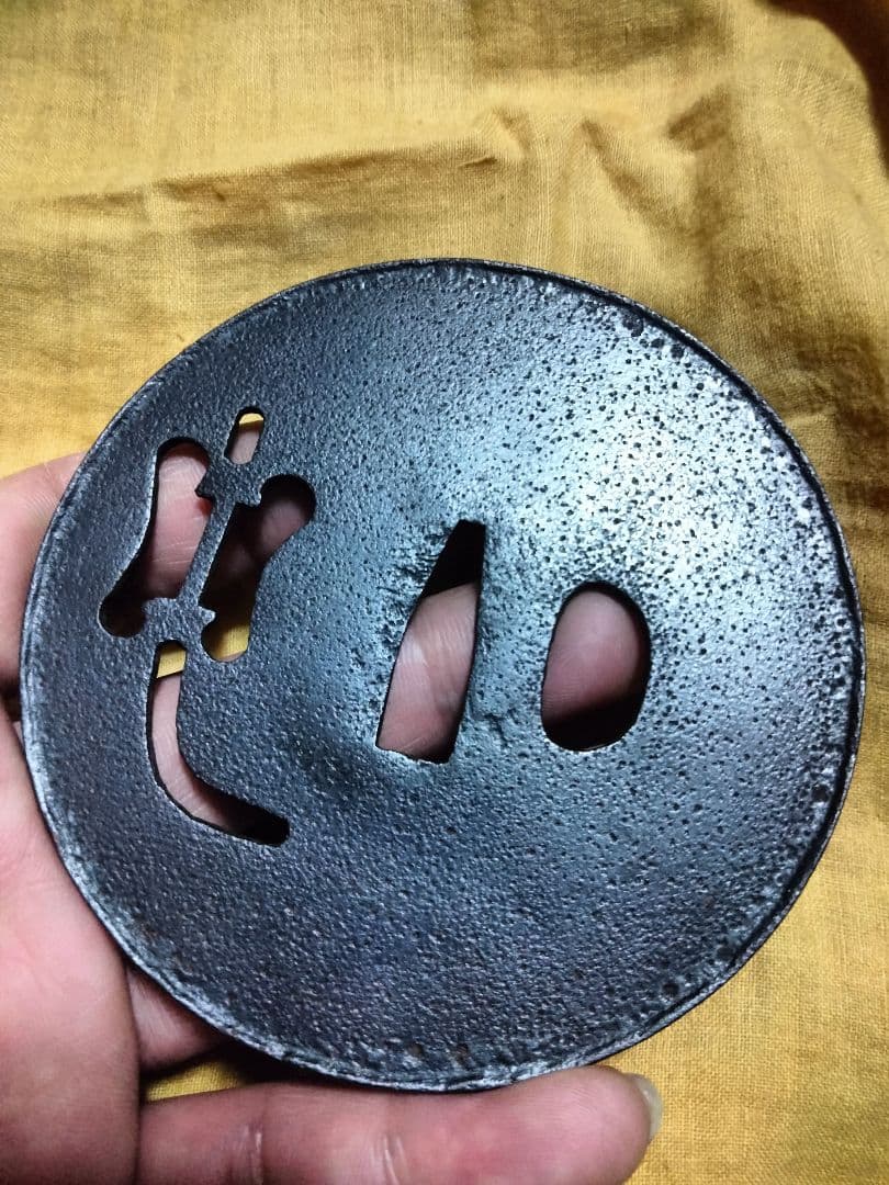 鉄地特大鍔　鐔　(甲冑師　軍配透かし)　室町時代〜江戸時代　箱付き