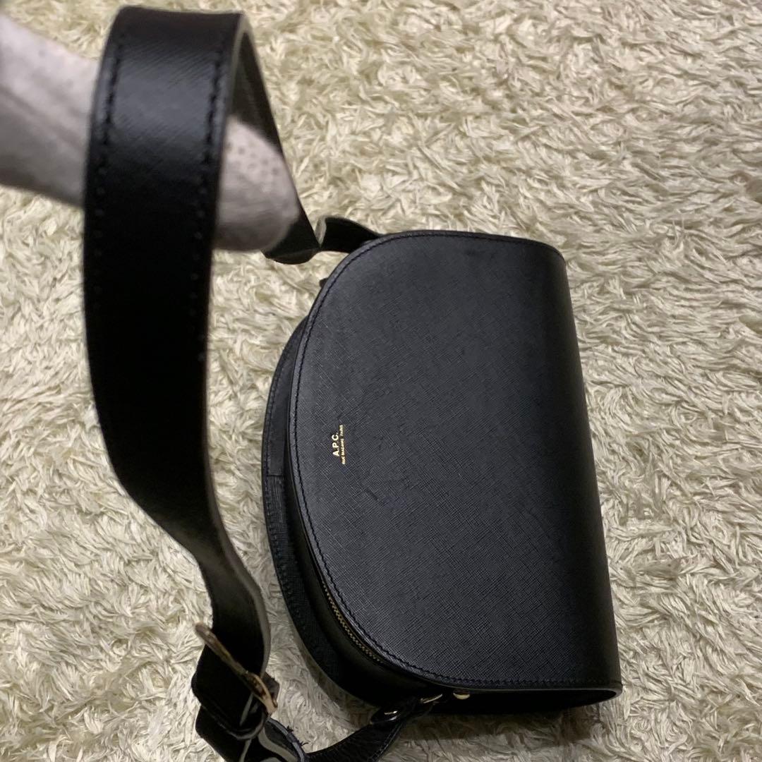 美品✨A.P.C. ショルダーバック　ハーフムーン　エンボス加工　ブラック