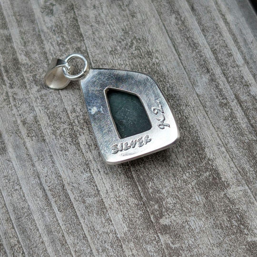 ハンドメイドの糸魚川翡翠トップ　ネックレストップ　インディアンジュエリー風