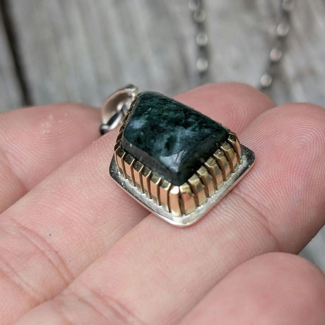 ハンドメイドの糸魚川翡翠トップ　ネックレストップ　インディアンジュエリー風