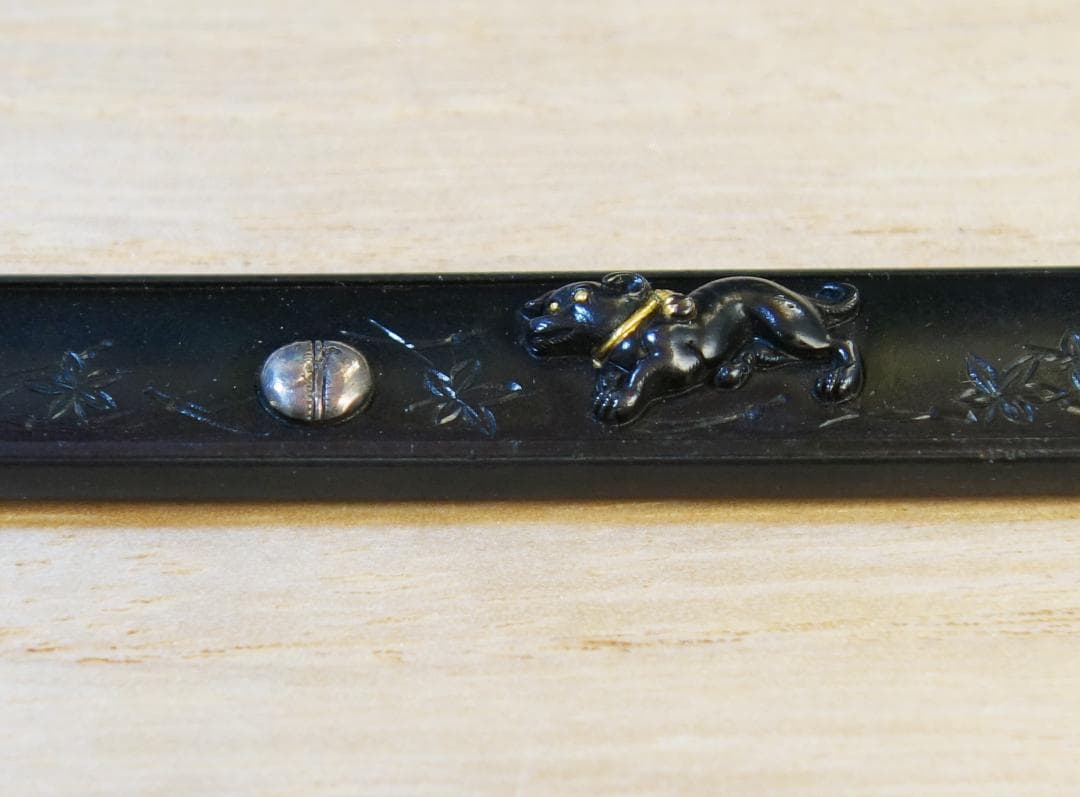 鍔 鐔 小柄 刀装具 日本刀 骨董【赤銅磨地 高肉彫 金銀象嵌 遊仔犬図小柄】