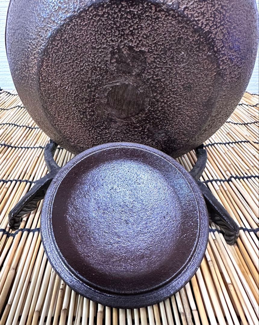 未使用品、長期保管品、栞付　南部三厳堂造　１２型中アラレ　南部鉄瓶　南部鉄器