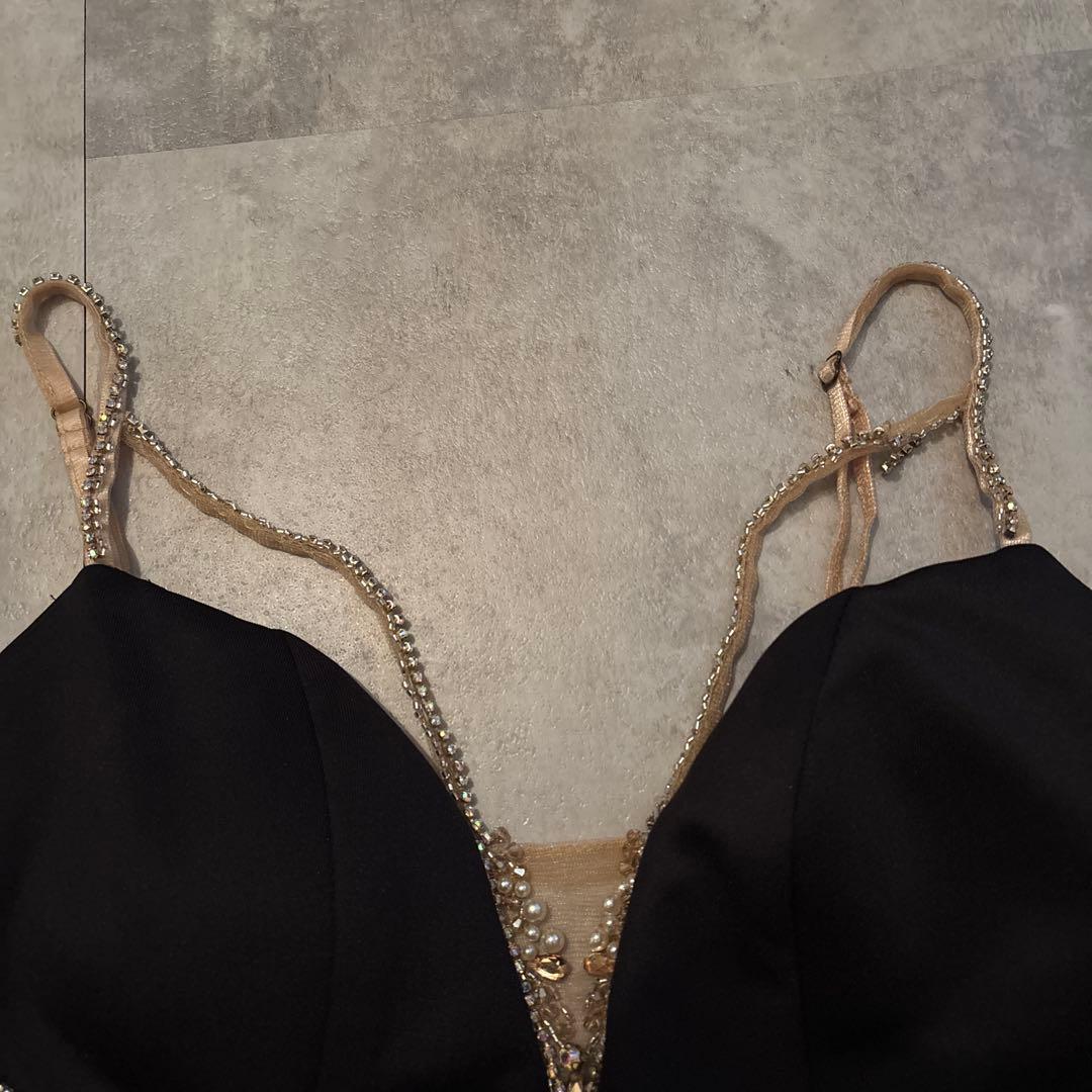 ビーズ装飾Vネックタイトドレス