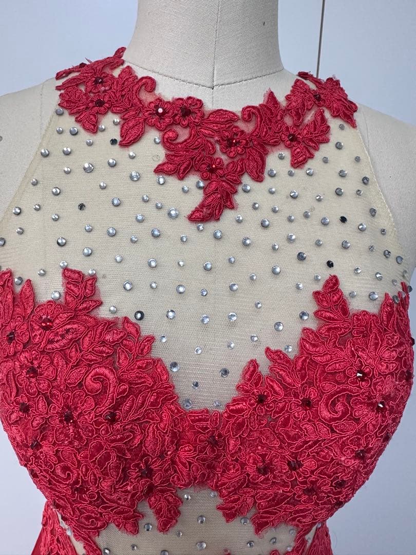 赤いハイネックドレス レース ビジュー付き