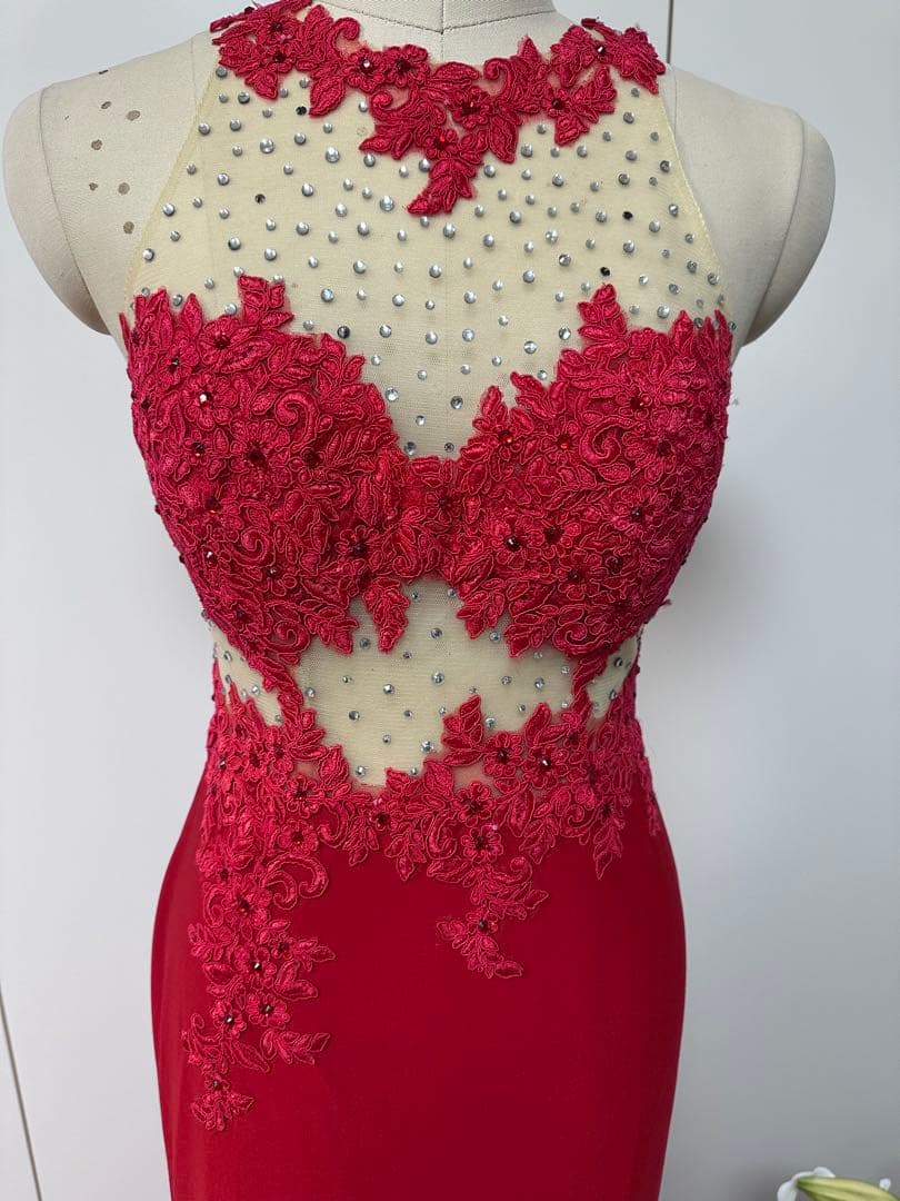 赤いハイネックドレス レース ビジュー付き