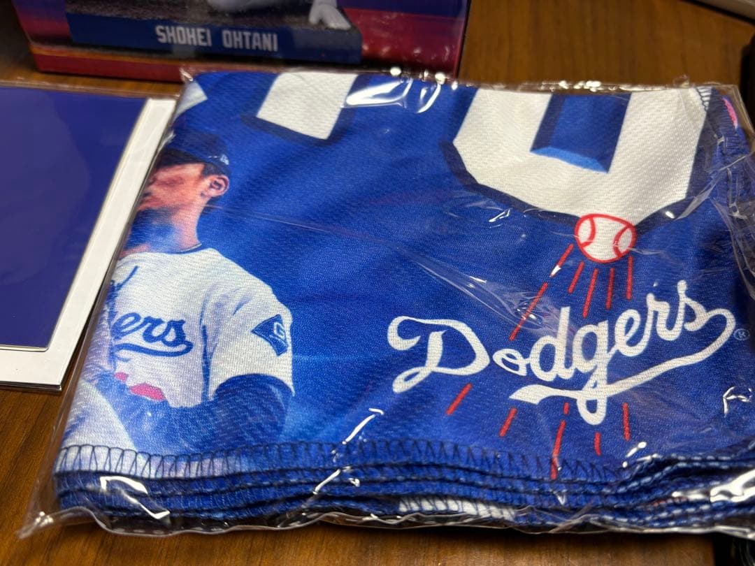 Shohei Ohtaniドジャースファンクラブボブルヘッドとタオル