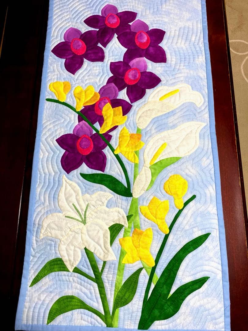 ハワイアンキルトタペストリー　シンビジウムの花束　飾らない心