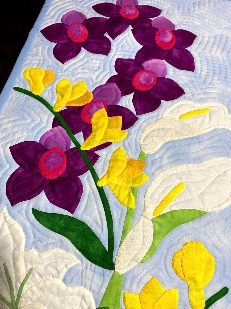 ハワイアンキルトタペストリー　シンビジウムの花束　飾らない心