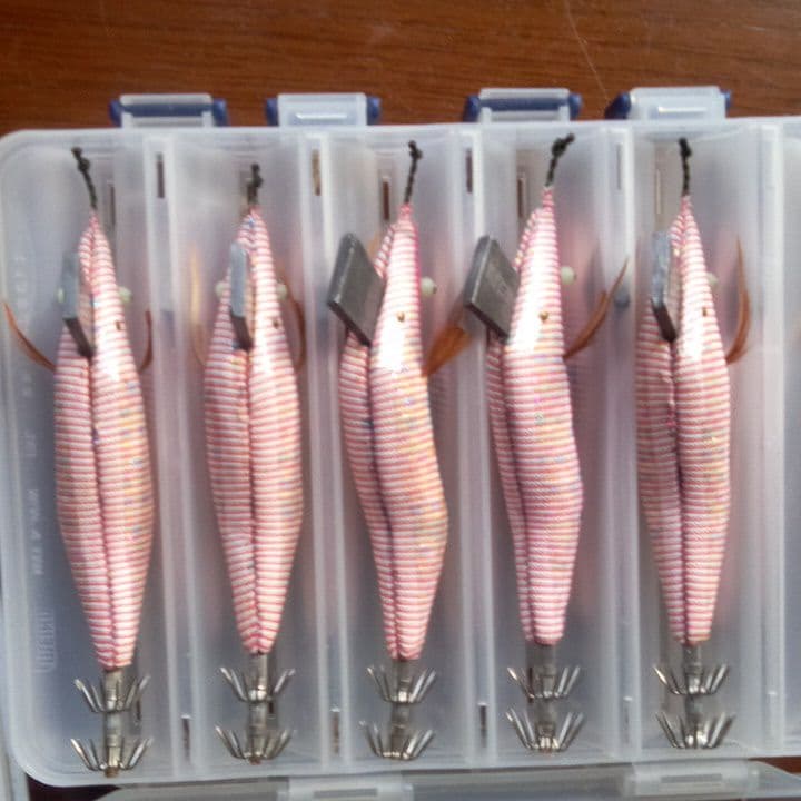 桐の大木から切り出して、一本、一本手作り、削り込んだエギです！