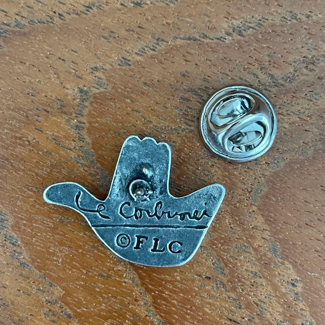 Le Corbusier open hand pin badge コルビュジエ