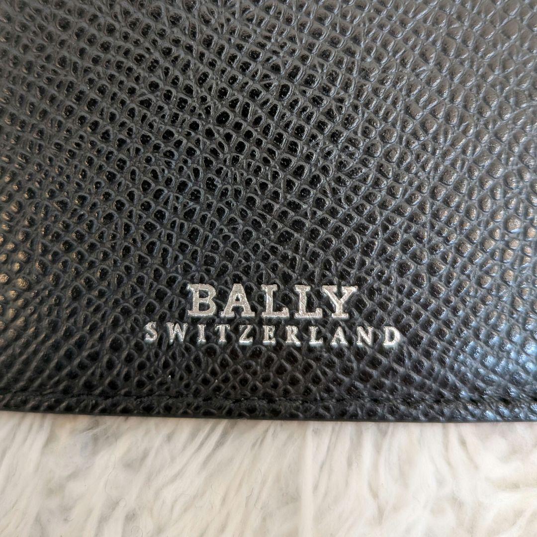 美品　BALLY ブラック レザー 二つ折り財布　マーネクリック　シボ革　レザー