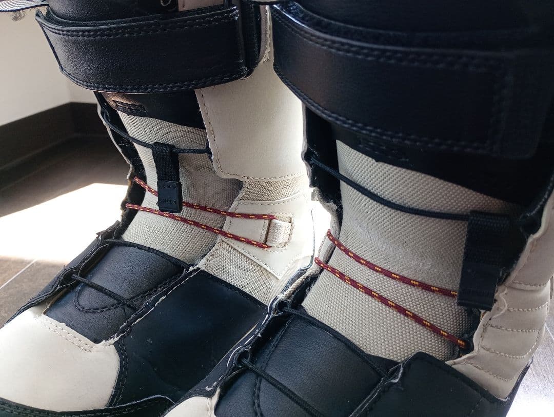 DEELUXE EMPIRE LARAスノーボードブーツ ホワイト/ブラック