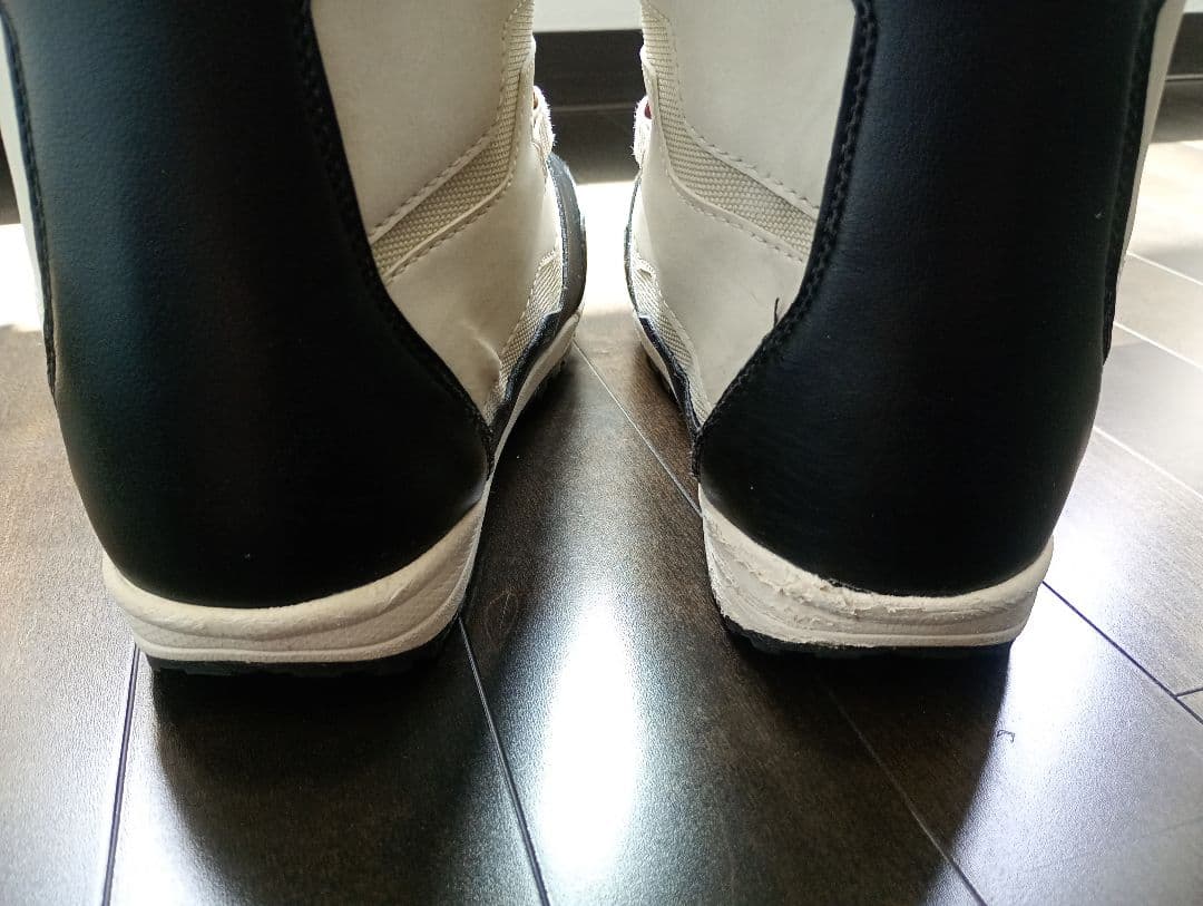 DEELUXE EMPIRE LARAスノーボードブーツ ホワイト/ブラック