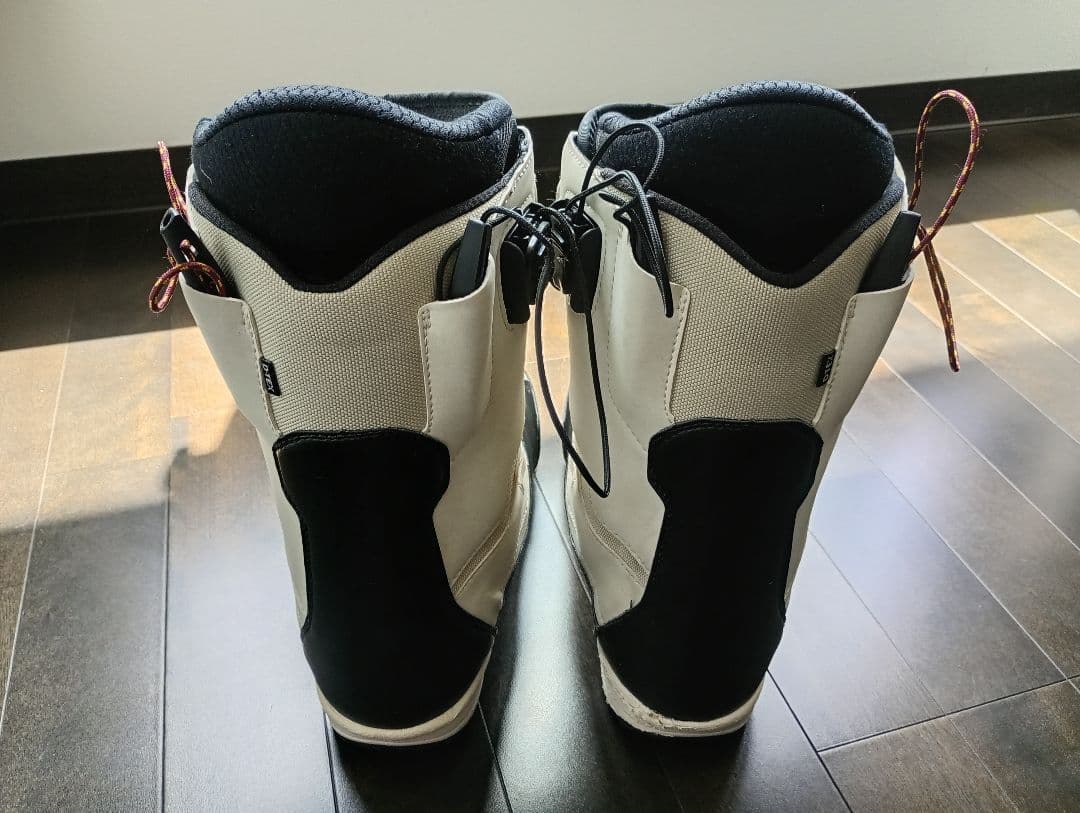 DEELUXE EMPIRE LARAスノーボードブーツ ホワイト/ブラック