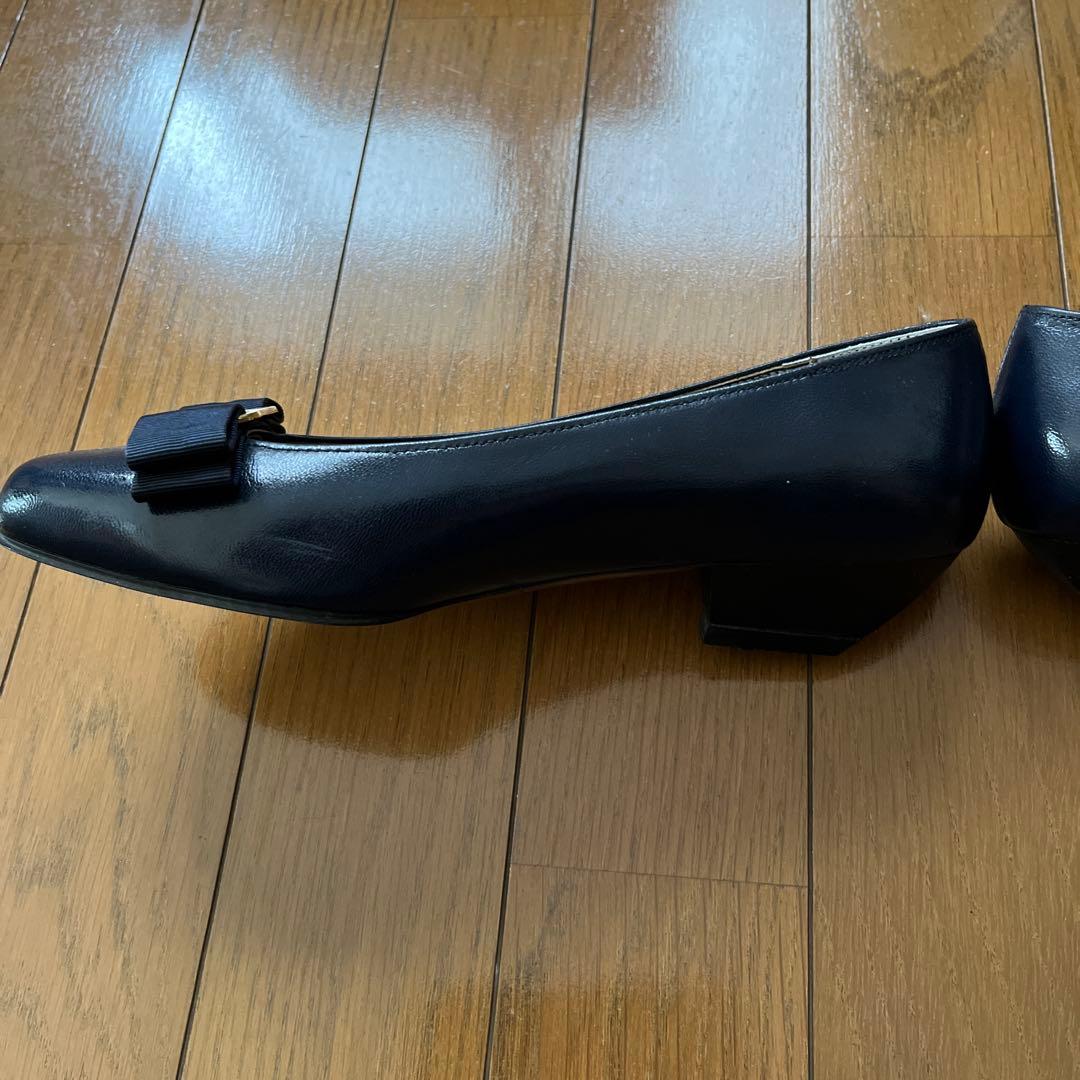 Salvatore Ferragamo ヴィラリボン付きパンプス　ネイビー