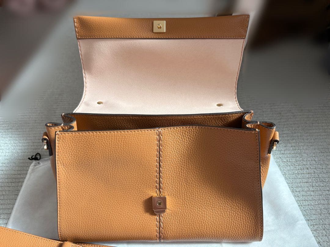 い*い様 LORISTELLA シュリンクレザーフラップハンドバッグ　キャメル