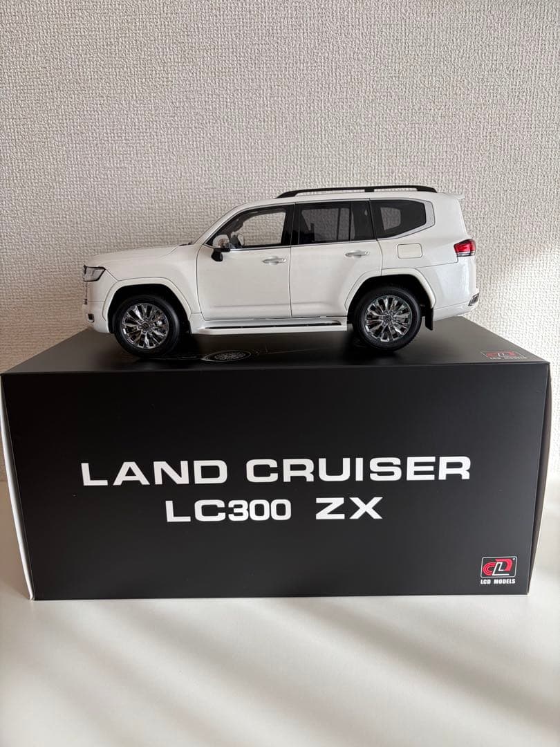 トヨタ ランドクルーザー LC300 ZX ホワイト 1/18ミニカー