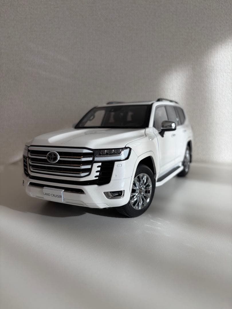トヨタ ランドクルーザー LC300 ZX ホワイト 1/18ミニカー