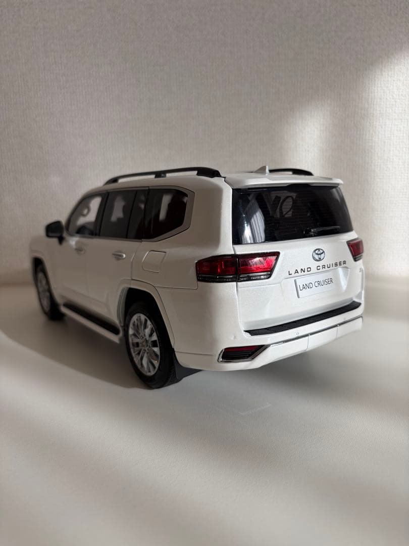 トヨタ ランドクルーザー LC300 ZX ホワイト 1/18ミニカー