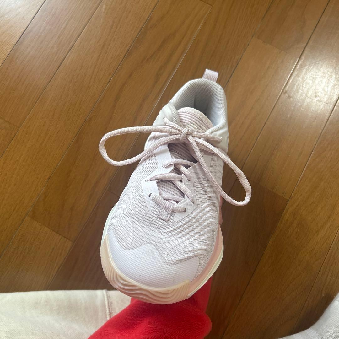 ピンク メッシュ バスケットボールシューズ