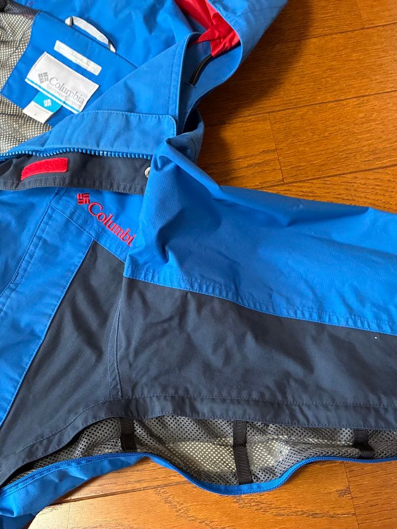 青いフード付きスキーウェア