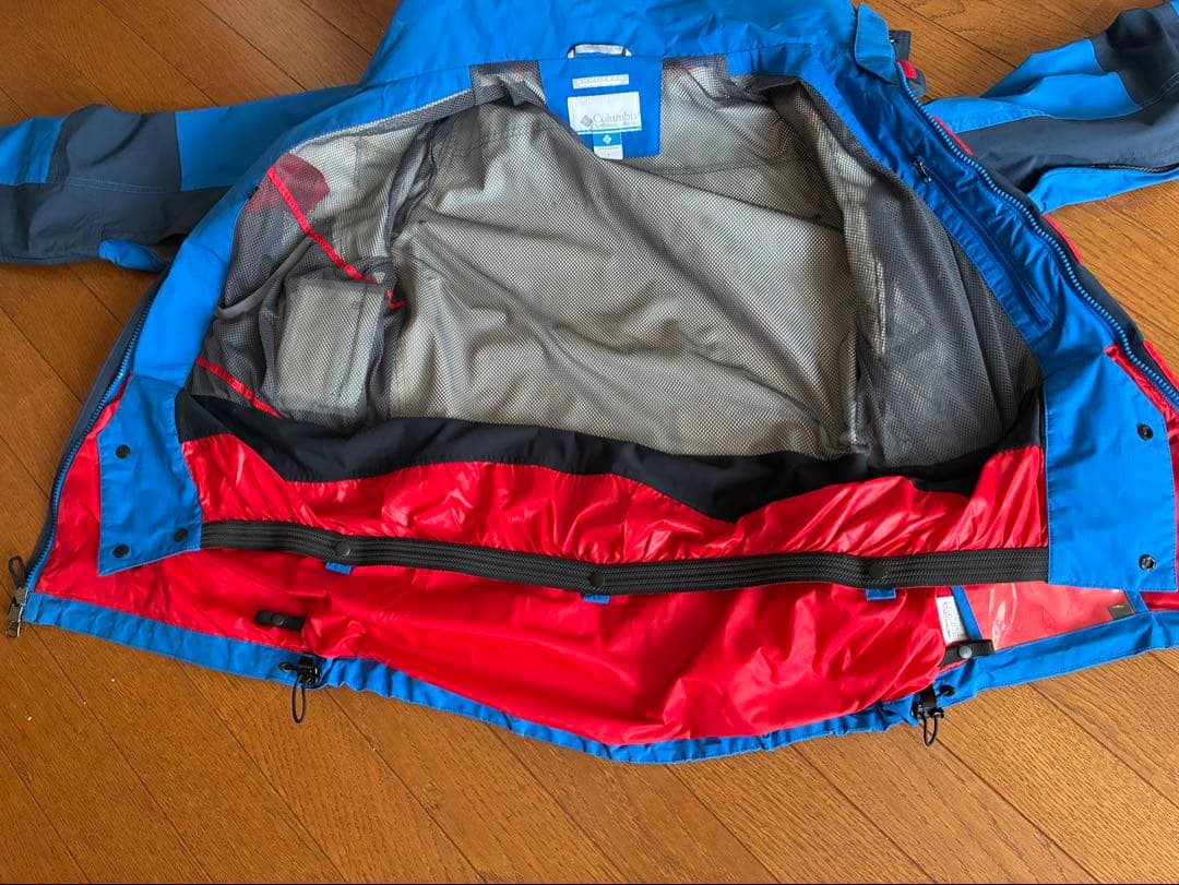 青いフード付きスキーウェア