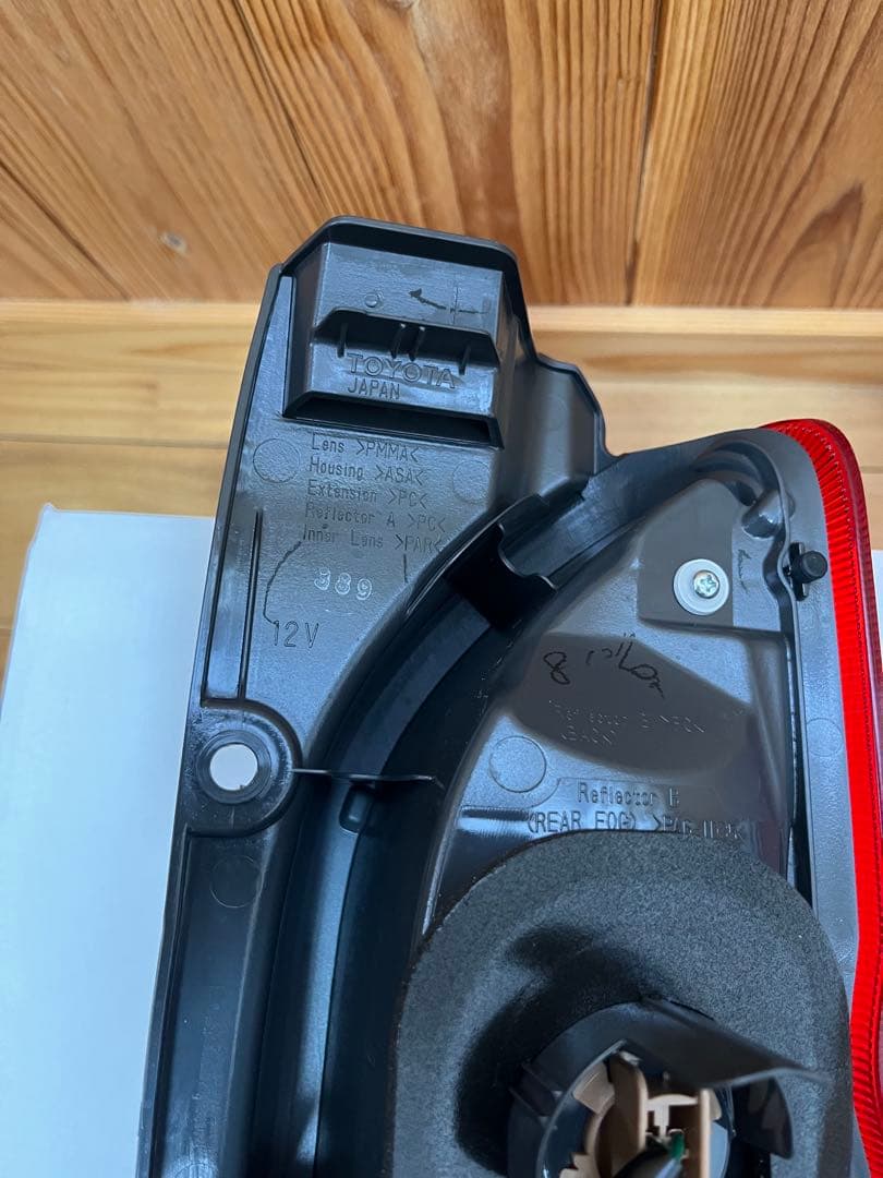 ハイエース200系　7型　ダークプライム2 純正テールランプ　新車外し